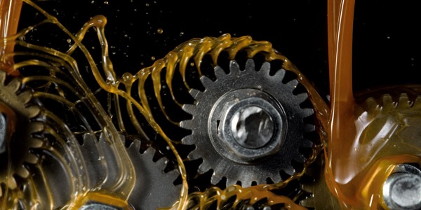 How does an engine lubrication system work?