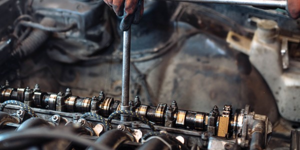 What is a camshaft, how does it work and what types are there?